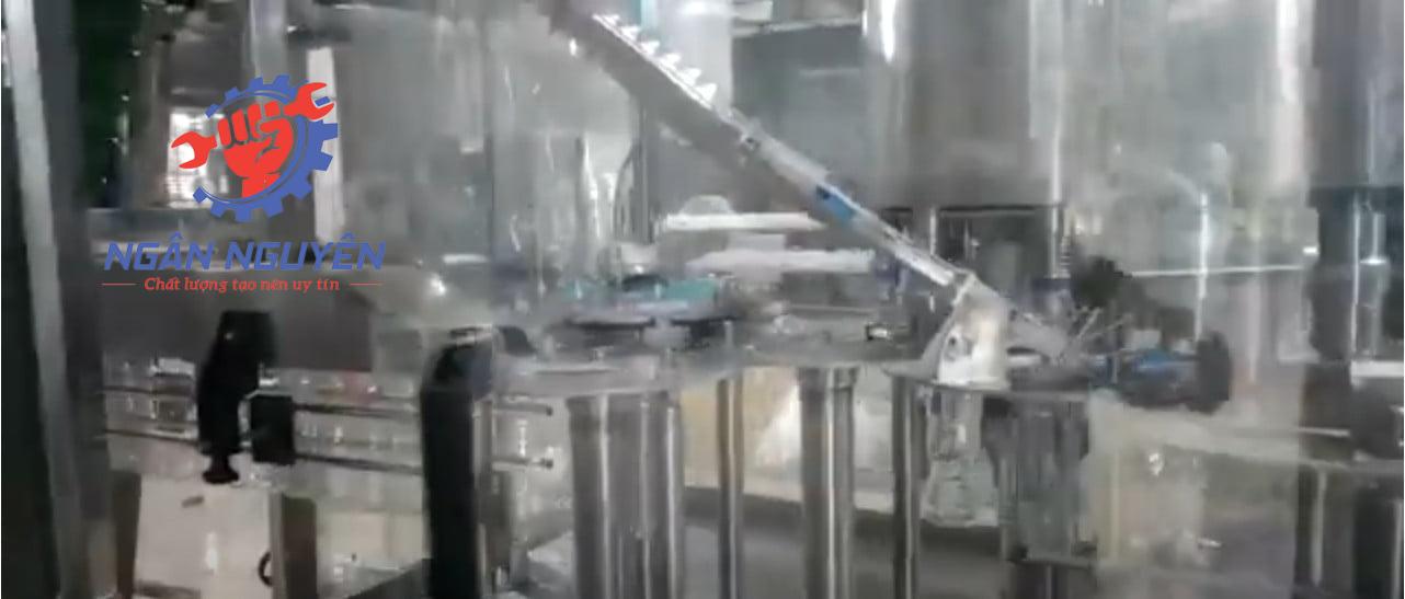 Máy chiết nước chai thủy tinh tự động Máy chiết nước chai thủy tinh tự động